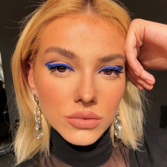 Romantic Beauty Blue Eyeliner. - Picture 2 of 3